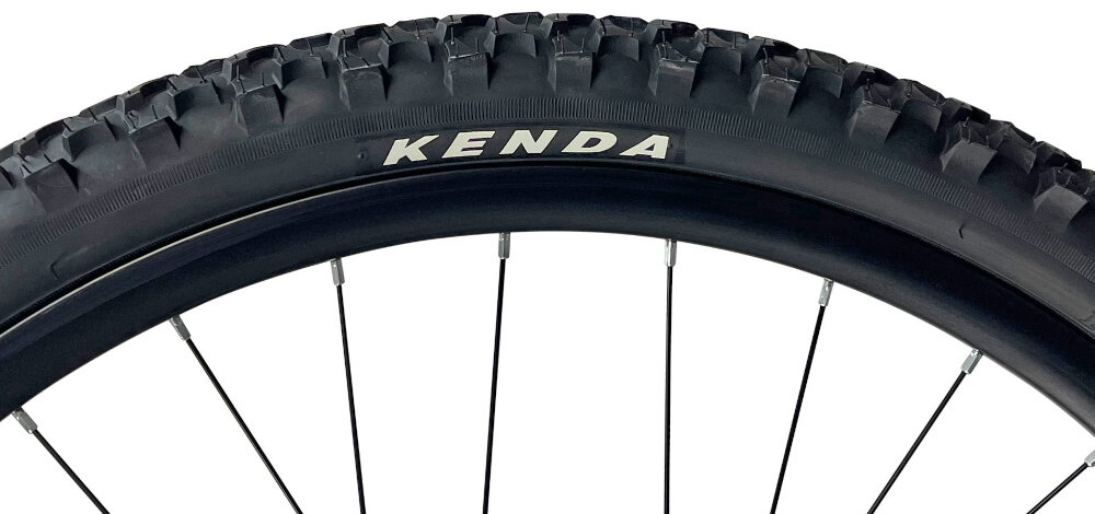 Rower górski MTB INDIANA X-Pulser 3.6 M17 26 cali męski Grafitowo-limonkowy zbliżenie na oponę rozmiar koła 26 cali łatwe pokonywanie przeszkód duży kontakt koła z podłożem szerokie opony marki KENDA dobra przyczepność dwuściankowe obręcze marki BERETTA zachowanie regularnego kształtu kół stabilne trzymanie opony bezpieczna i komfortowa jazda regularne sprawdzanie ciśnienia powietrza wartość na bocznej części opony