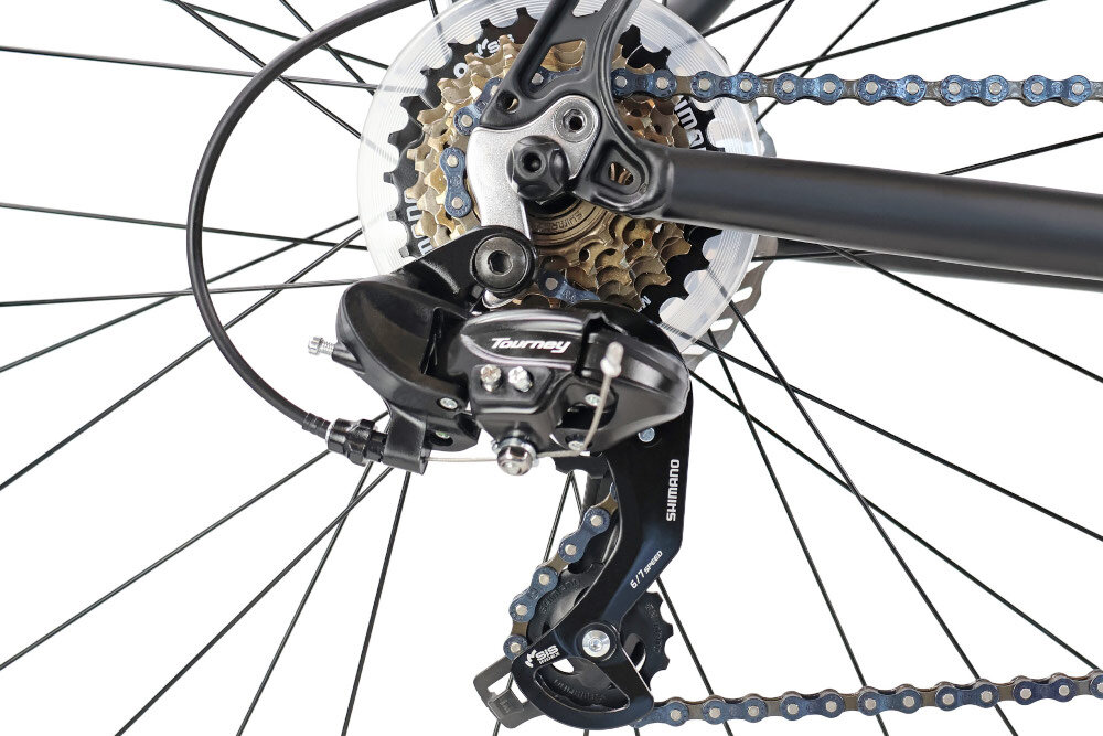 Rower górski MTB INDIANA X-Pulser 1.9 M19 29 cali męski Czarno-niebieski zbliżenie na tylną przerzutkę przerzutki marki SHIMANO przednie i tylne przerzutki SHIMANO Tourney duża wytrzymałość sprawne działanie zmiana biegów jest płynna i bezproblemowa 21 biegów
