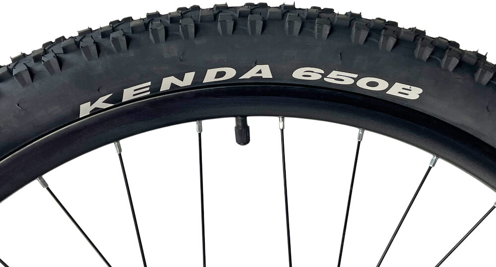 Rower górski MTB INDIANA X-Pulser 3.7 D19 27.5 cala damski Czarno-fuksjowy zbliżenie na oponę rozmiar koła 27,5 cali łatwe pokonywanie przeszkód duży kontakt koła z podłożem szerokie opony marki KENDA dobra przyczepność dwuściankowych obręczach marki BERETTA zachowanie regularnego kształtu kół stabilne trzymanie opony bezpieczna i komfortowa jazda regularne sprawdzanie ciśnienia powietrza wartość na bocznej części opony