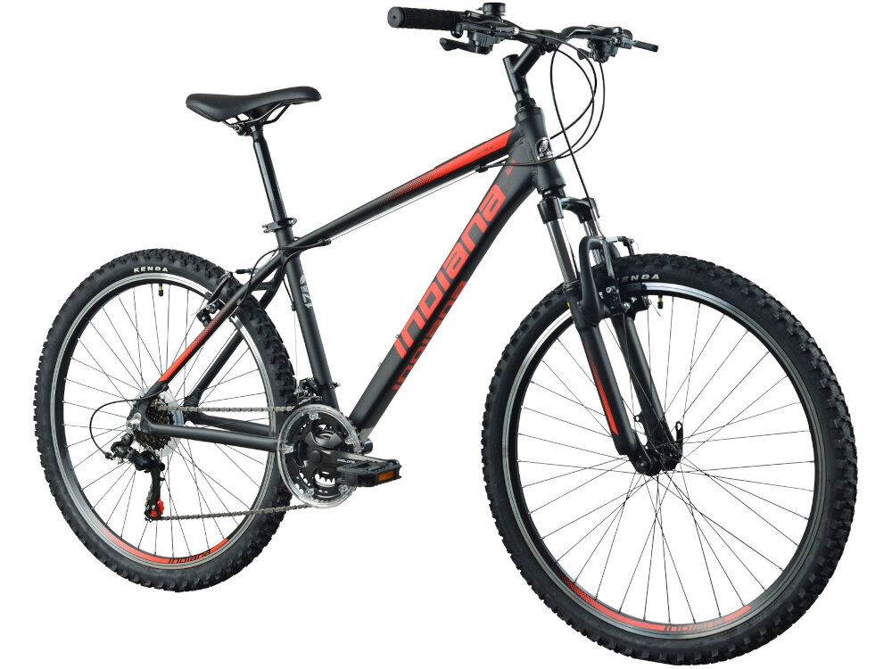 Rower górski MTB INDIANA X-Pulser 1.6 M19 26 cali męski Czarno-czerwony rower na białym tle widoczny od przodu po skosie góral pojazd dla sportowców do jazdy wyczynowej uniwersalny dla amatorów zwrotny łatwo wchodzi w zakręty do jazdy w mieście za miastem w lesie na górskim szlaku w błocie nie za głębokim piachu