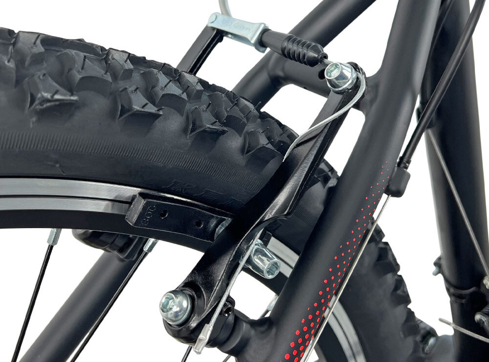 Rower górski MTB INDIANA X-Pulser 1.6 M19 26 cali męski Czarno-czerwony zbliżenie na tylny hamulec podstawa bezpieczeństwa hamulce typu V-Brake lekkie duża siłę hamowania hamulce z przodu i z tyłu podwójny pakiet bezpieczeństwa