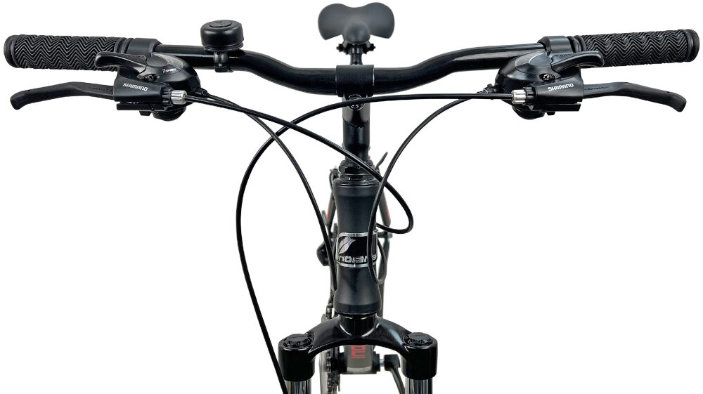 Rower górski MTB INDIANA X-Pulser 1.6 M19 26 cali męski Czarno-czerwony zbliżenie na kierownicę kierownica widoczna od przodu kierownica marki SOVEREIGN typu SE-707 W.640 aluminiowy wspornik MODE typu HS15 25.4 E80 Quill Type lekkość trwałość manetki pokryte antypoślizgowym materiałem pewny chwyt