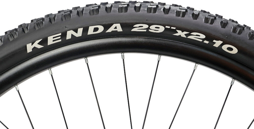 Rower górski MTB INDIANA X-Pulser 1.9 M21 29 cali męski Czarno-niebieski zbliżenie na oponę rozmiar koła 29 cali łatwe pokonywanie przeszkód duży kontakt koła z podłożem szerokie opony marki KENDA dobra przyczepność dwuściankowe obręcze marki BERETTA zachowanie regularnego kształtu kół stabilne trzymanie opony bezpieczna i komfortowa jazda regularne sprawdzanie ciśnienia powietrza wartość na bocznej części opony