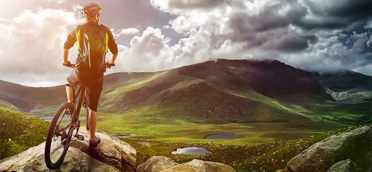 Rower górski MTB INDIANA X-Pulser 3.7 D21 27.5 cala damski Czarno-fuksjowy osoba trzyma rower między nogami stoi na górze środek codziennego transportu relaks pasja uniwersalność