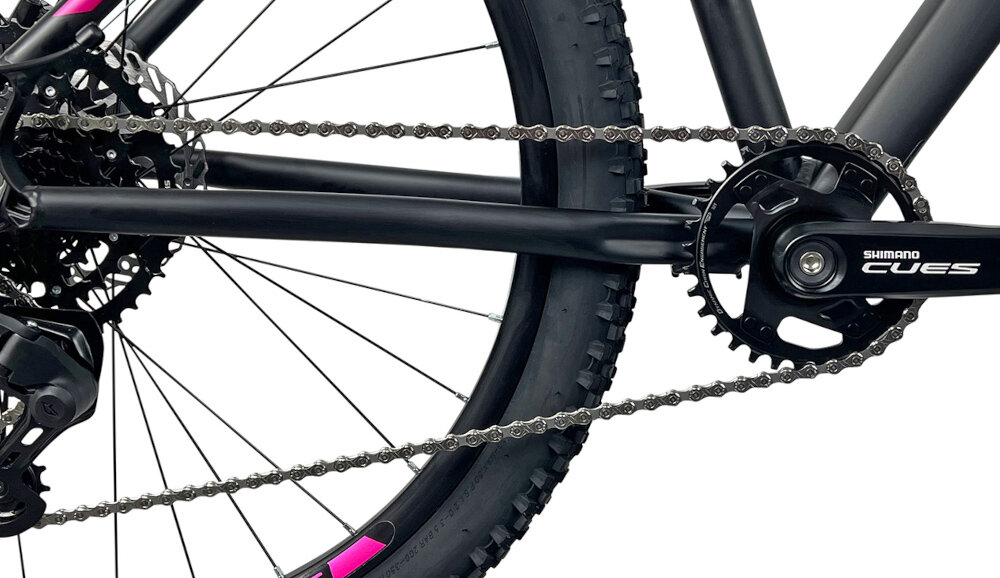 Rower górski MTB INDIANA X-Pulser 3.7 D21 27.5 cala damski Czarno-fuksjowy zbliżenie na korbę wolnobieg i łańcuch lekka wydajna konstrukcja korby korba SHIMANO typu FC-U4000 9V kaseta SHIMANO typu 11-46T 9 Speed solidność wytrzyma bardzo duży nacisk na pedały