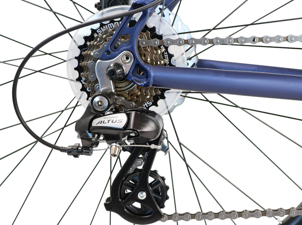 Rower górski MTB INDIANA X-Pulser 2.6 M21 26 cali męski Czarno-zielony zbliżenie na tylną przerzutkę przerzutki marki SHIMANO duża wytrzymałość sprawne działanie zmiana biegów jest płynna i bezproblemowa przednia przerzutka SHIMANO Tourney tylna przerzutka SHIMANO Altus technologia Shadow przerzutka jest schowana i mniej narażona na uszkodzenia 21 biegów