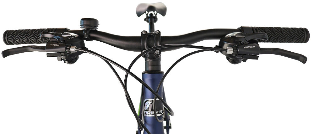 Rower górski MTB INDIANA X-Pulser 2.6 M21 26 cali męski Czarno-zielony zbliżenie na kierownicę kierownica widoczna od przodu kierownica marki SOVEREIGN typu SE-707 FOV W.640 aluminiowy wspornik INDIANA typu Ahead Aluminium FOV lekkość trwałość manetki pokryte antypoślizgowym materiałem pewny chwyt