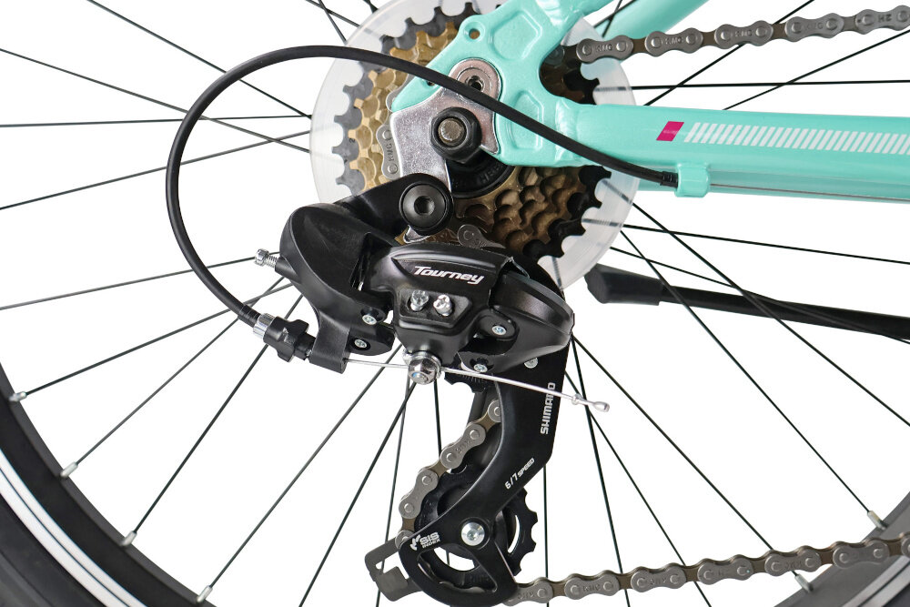 Rower młodzieżowy INDIANA Roxy Jr 24 cale dla dziewczynki Miętowo-różowy zbliżenie na przerzutki 18 przełożeń przednia i tylna przerzutka SHIMANO Tourney do rekreacyjnej jazdy na rowerze duża wytrzymałość sprawne działanie zmiana biegów jest płynna i bezproblemowa manetki SAIGUAN SG-52 Revo 6x3 odpowiednie dobranie właściwego przełożenia do danego terenu