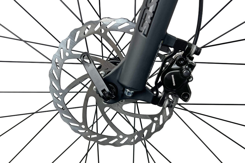 Rower górski MTB INDIANA X-Pulser 3.7 M17 27.5 cala męski Czarno-brązowy zbliżenie na tylny hamulec podstawa bezpieczeństwa hamulce tarczowe hydrauliczne duża siła hamowania sprawdzają się w każdych warunkach pogodowych i na każdej trasie płyn hamulcowy hamulce z przodu i z tyłu podwójny pakiet bezpieczeństwa