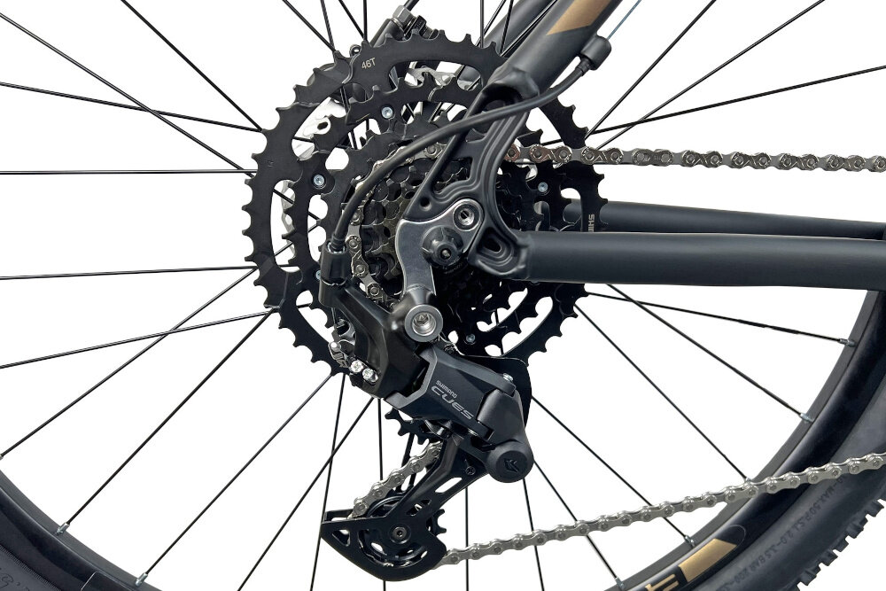 Rower górski MTB INDIANA X-Pulser 3.7 M17 27.5 cala męski Czarno-brązowy zbliżenie na tylną przerzutkę przerzutki marki przerzutki marki SHIMANO 9 biegów duża wytrzymałość sprawne działanie zmiana biegów jest płynna i bezproblemowa tylny napęd SHIMANO CUES niewiarygodnie płynna szybka zmiana przełożeń wytrzymałość