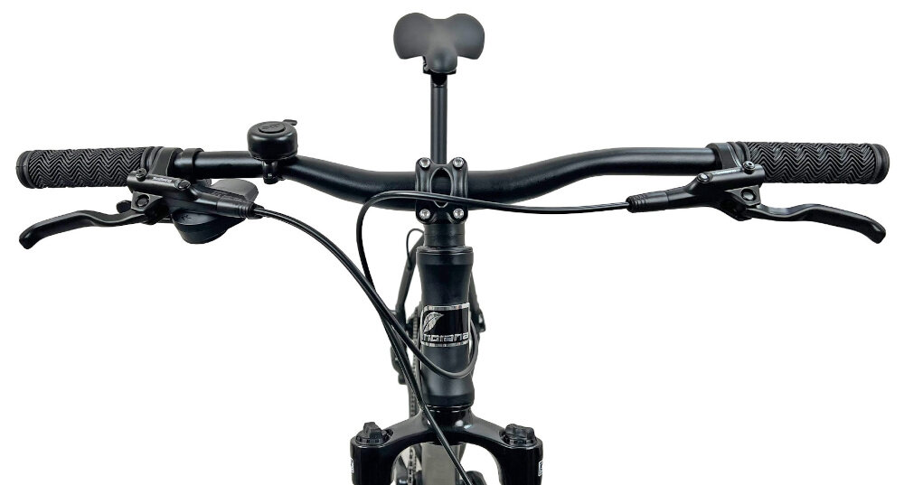 Rower górski MTB INDIANA X-Pulser 3.7 M17 27.5 cala męski Czarno-brązowy zbliżenie na kierownicę kierownica widoczna od przodu kierownica marki MODE typu HB-023 FOV W.680 aluminiowy wspornik INDIANA typu Ahead HS-078 FOV lekkość trwałość manetki pokryte antypoślizgowym materiałem pewny chwyt