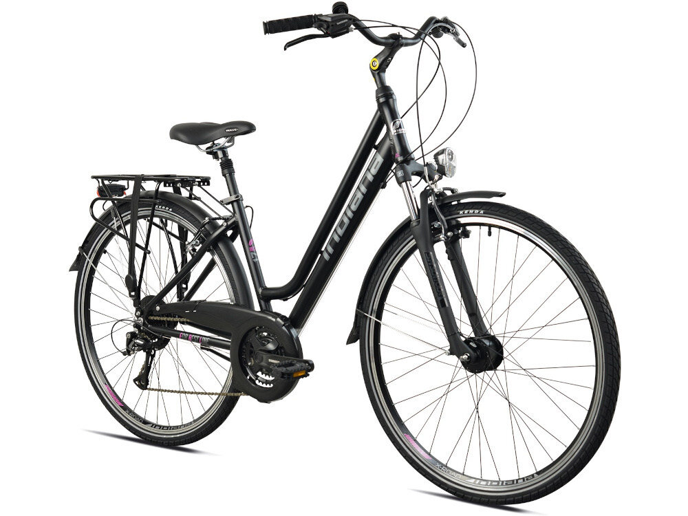 Rower trekkingowy INDIANA X-Road 3.0 D21 28 cali damski Czarno-fioletowy rower na białym tle widoczny pod skosem do jazdy w mieście poza miastem dla kobiet komfort jazdy po asfalcie po nieutwardzonych drogach trekkingowa geometria jazda w niemęczącej naturalnej wyprostowanej pozycji