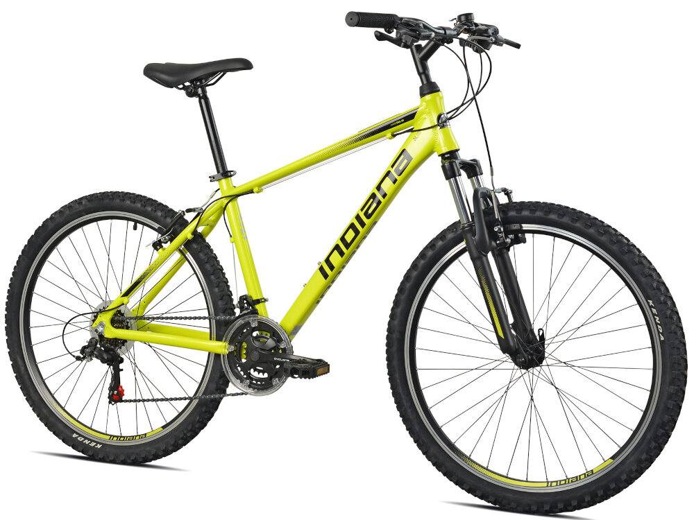 Rower górski MTB INDIANA X-Pulser 1.6 M15 26 cali męski Limonkowo-czarny rower na białym tle widoczny od przodu po skosie góral pojazd dla sportowców do jazdy wyczynowej uniwersalny dla amatorów zwrotny łatwo wchodzi w zakręty do jazdy w mieście za miastem w lesie na górskim szlaku w błocie nie za głębokim piachu