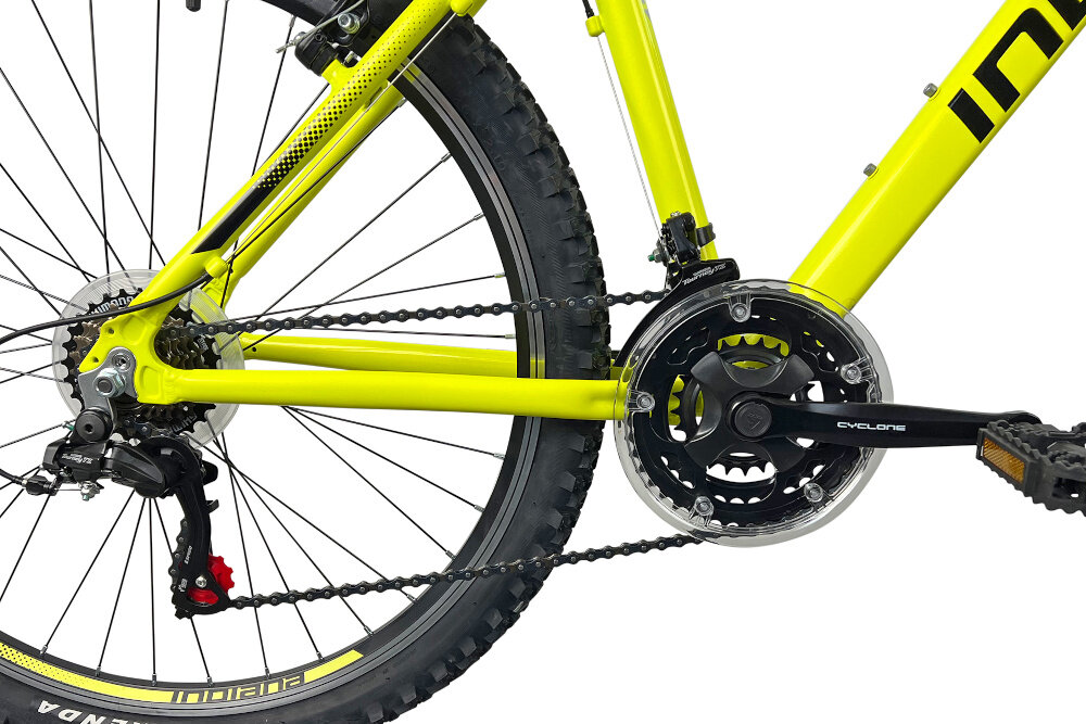 Rower górski MTB INDIANA X-Pulser 1.6 M15 26 cali męski Limonkowo-czarny zbliżenie na korbę wolnobieg i łańcuch lekka wydajna konstrukcja korby korba CYCLONE typu 24/34/42 x 170 mm wolnobieg SHIMANO typu MF-TZ500-7 14-28 7 Speed solidność wytrzyma bardzo duży nacisk na pedały