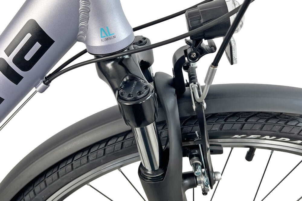 Rower trekkingowy INDIANA X-Road 1.0 D19 28 cali damski Srebrno-czarny zbliżenie na amortyzator rower typu hardtail przedni amortyzator marki HL Corp typ CH-141 700C ułatwia najeżdżanie na przeszkody niweluje wstrząsy na kierownicy niska masa roweru duża sztywność regulacja za pomocą sprężyny pokretło