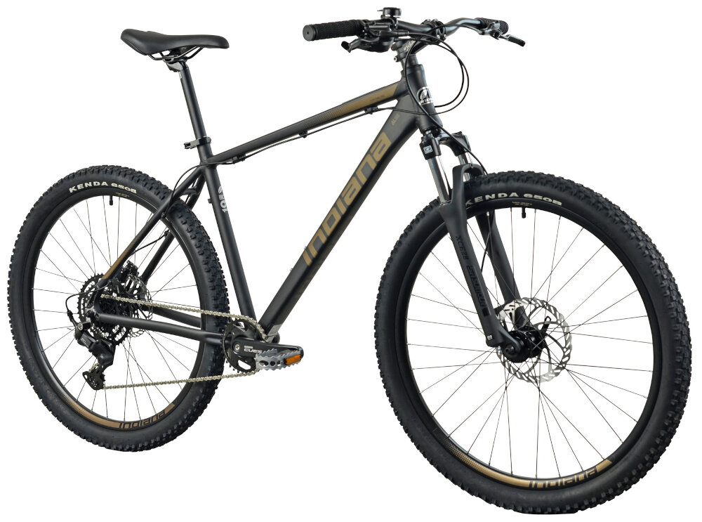 Rower górski MTB INDIANA X-Pulser 3.7 M19 27.5 cala męski Czarno-brązowy rower na białym tle widoczny od przodu po skosie góral pojazd dla sportowców do jazdy wyczynowej uniwersalny dla amatorów zwrotny łatwo wchodzi w zakręty do jazdy w mieście za miastem w lesie na górskim szlaku w błocie nie za głębokim piachu