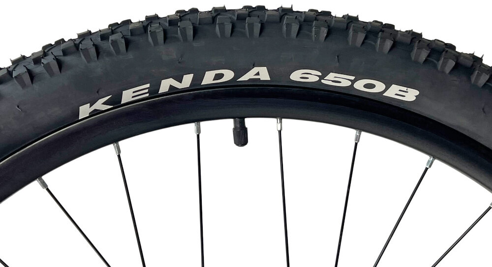Rower górski MTB INDIANA X-Pulser 3.7 M19 27.5 cala męski Czarno-brązowy zbliżenie na oponę rozmiar koła 27,5 cali łatwe pokonywanie przeszkód duży kontakt koła z podłożem szerokie opony marki KENDA dobra przyczepność dwuściankowych obręczach marki BERETTA 650B zachowanie regularnego kształtu kół stabilne trzymanie opony bezpieczna i komfortowa jazda regularne sprawdzanie ciśnienia powietrza wartość na bocznej części opony