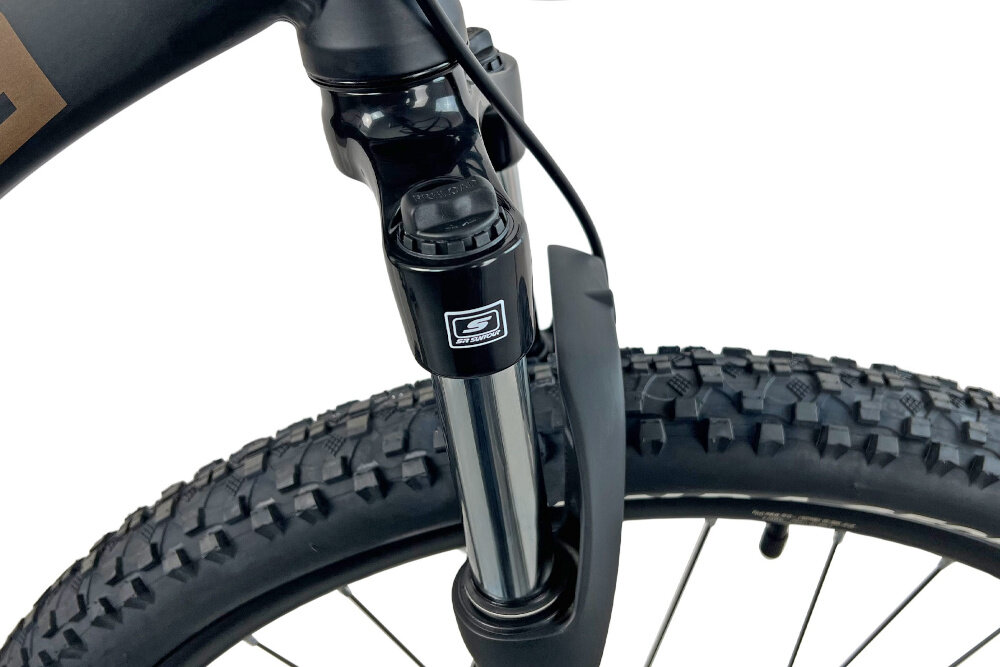 Rower górski MTB INDIANA X-Pulser 3.7 M19 27.5 cala męski Czarno-brązowy zbliżenie na amortyzator rower typu hardtail przedni amortyzator marki SUNTOUR typu XCE-28 DS 27.5 ułatwia najeżdżanie na przeszkody niweluje wstrząsy niska masa roweru duża sztywność regulacja za pomocą sprężyny obsługa poprzez manetki