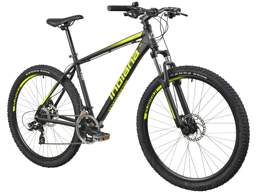 Rower górski MTB INDIANA X-Pulser 2.7 M17 27.5 cala męski Czarno-żółty rower na białym tle widoczny od przodu po skosie góral pojazd dla sportowców do jazdy wyczynowej uniwersalny dla amatorów zwrotny łatwo wchodzi w zakręty do jazdy w mieście za miastem w lesie na górskim szlaku w błocie nie za głębokim piachu