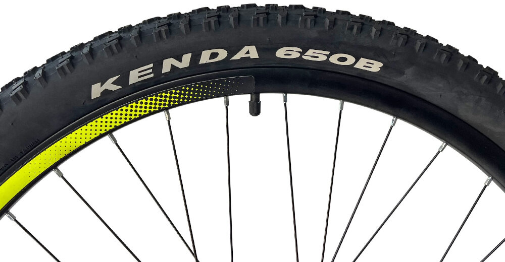 Rower górski MTB INDIANA X-Pulser 2.7 M17 27.5 cala męski Czarno-żółty zbliżenie na oponę rozmiar koła 27,5 cali łatwe pokonywanie przeszkód duży kontakt koła z podłożem szerokie opony marki KENDA dobra przyczepność dwuściankowe obręcze marki BERETTA zachowanie regularnego kształtu kół stabilne trzymanie opony bezpieczna i komfortowa jazda regularne sprawdzanie ciśnienia powietrza wartość na bocznej części opony