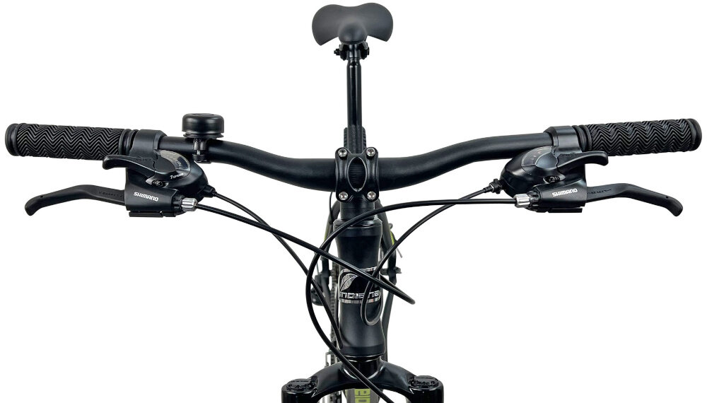 Rower górski MTB INDIANA X-Pulser 2.7 M17 27.5 cala męski Czarno-żółty zbliżenie na kierownicę kierownica widoczna od przodu kierownica marki SOVEREIGN typu SE-707 FOV W.640 aluminiowy wspornik INDIANA typu Ahead Aluminium FOV lekkość trwałość manetki pokryte antypoślizgowym materiałem pewny chwyt
