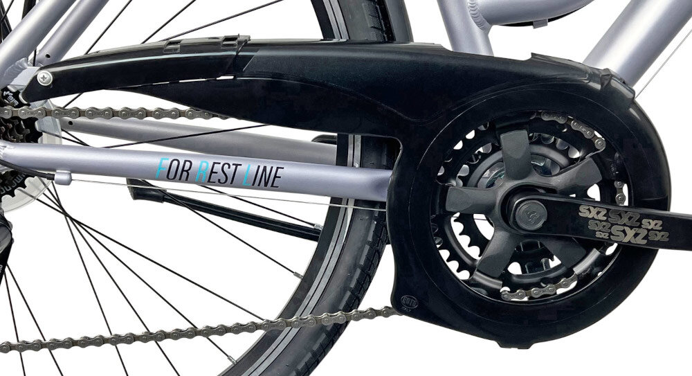 Rower trekkingowy INDIANA X-Road 1.0 D17 28 cali damski Srebrno-czarny zbliżenie na osłonę łańcucha lekka wydajna konstrukcja korby AMAR typu SXZ 28/38/48 wolnobieg SHIMANO typu MF-TZ500 14-28 7 Speed wytrzyma bardzo duży nacisk na pedały osłona łańcucha ochrona przed brudem długa żywotność
