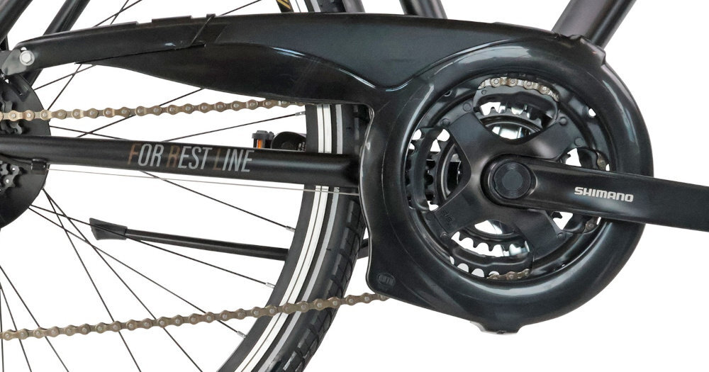 Rower trekkingowy INDIANA X-Road 3.0 M21 28 cali męski Czarno-brązowy zbliżenie na osłonę łańcucha lekka wydajna konstrukcja korby SHIMANO typu FC-TY301 48/38/28T-170 kaseta SHIMANO typu CS-HG31 11-30T 8 Speed wytrzyma bardzo duży nacisk na pedały osłona łańcucha ochrona przed brudem długa żywotność
