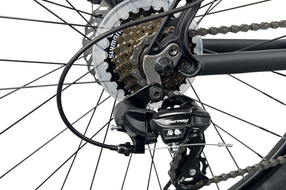 Rower górski MTB INDIANA X-Pulser 2.7 M21 27.5 cala męski Czarno-żółty zbliżenie na tylną przerzutkę przerzutki marki SHIMANO przednie i tylne przerzutki SHIMANO Tourney duża wytrzymałość sprawne działanie zmiana biegów jest płynna i bezproblemowa 21 biegów