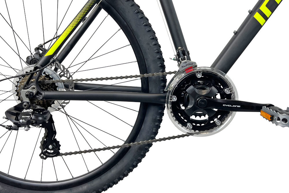 Rower górski MTB INDIANA X-Pulser 2.7 M21 27.5 cala męski Czarno-żółty zbliżenie na korbę wolnobieg i łańcuch lekka wydajna konstrukcja korby korba CYCLONE typu CTL-3 24/34/42T wolnobieg SHIMANO typu TZ-500 14-28 7 Speed solidność wytrzyma bardzo duży nacisk na pedały