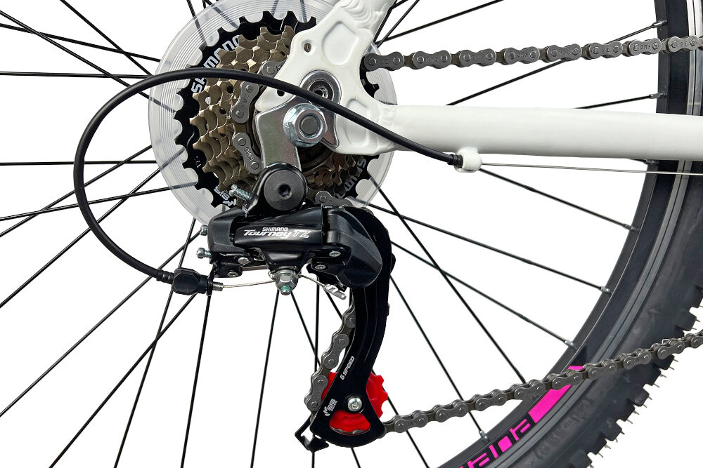 Rower górski MTB INDIANA X-Pulser 1.6 D19 26 cali damski Biało-różowy zbliżenie na przerzutki z tyłu przerzutki na przód i tył renomowanej marki SHIMANO 21 biegów przerzutki SHIMANO Tourney do rekreacyjnej jazdy duża wytrzymałość sprawne działanie zmiana biegów płynna bezproblemowa