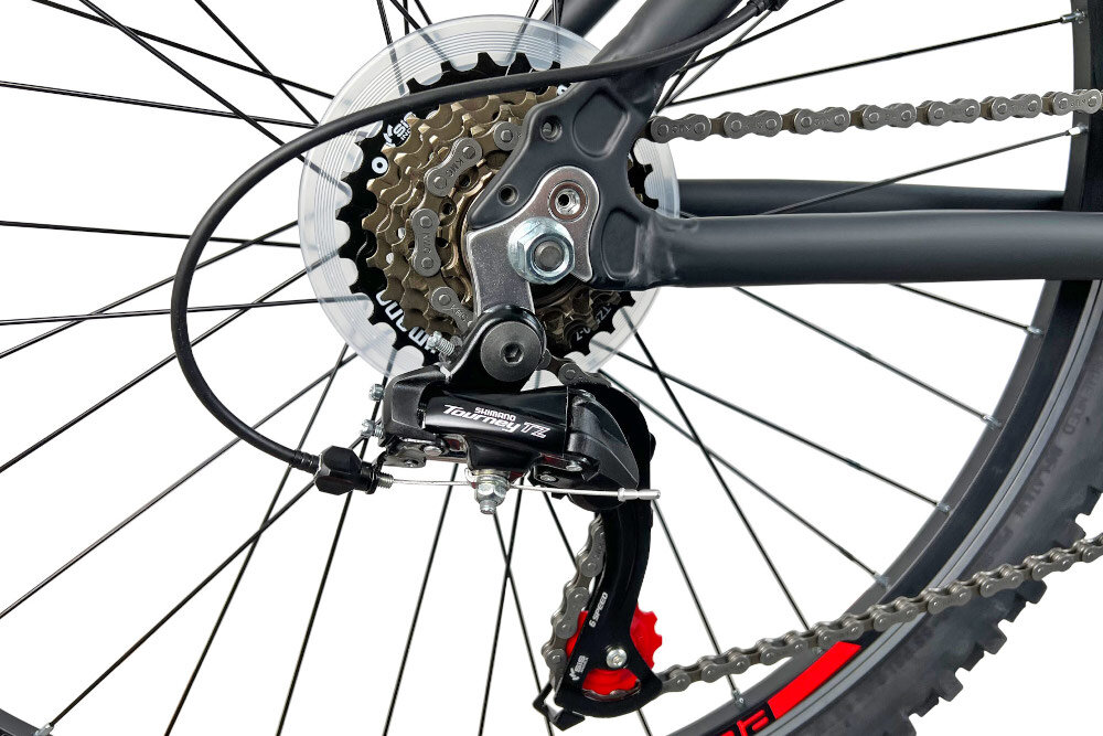 Rower górski MTB INDIANA X-Pulser 1.6 M21 26 cali męski Czarno-czerwony zbliżenie na przerzutki z tyłu przerzutki na przód i tył renomowanej marki SHIMANO 21 biegów przerzutki SHIMANO Tourney do rekreacyjnej jazdy duża wytrzymałość sprawne działanie zmiana biegów płynna bezproblemowa
