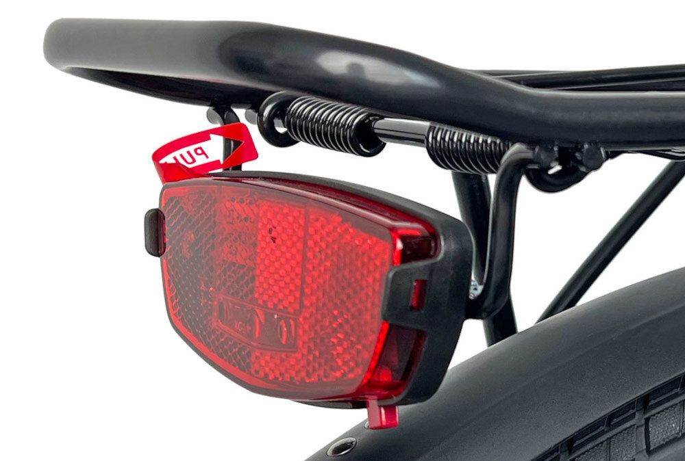 Rower trekkingowy INDIANA X-Road 1.0 D21 28 cali damski Srebrno-czarny zbliżenie na tylną lampę bezpieczeństwo przednie i tylne oświetlenie bateryjne odpowiednia widoczność bezpieczeństwo na drodze wymagane przez prawo drogowe