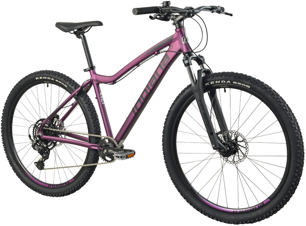 Rower górski MTB INDIANA X-Pulser 3.7 D19 27.5 cala damski Fioletowy rower na białym tle widoczny od przodu po skosie góral pojazd dla sportowców do jazdy wyczynowej uniwersalny dla amatorów zwrotny łatwo wchodzi w zakręty do jazdy w mieście za miastem w lesie na górskim szlaku w błocie nie za głębokim piachu