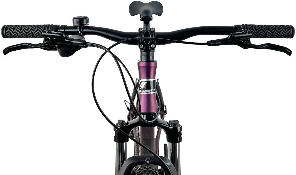 Rower górski MTB INDIANA X-Pulser 3.7 D19 27.5 cala damski Fioletowy zbliżenie na kierownicę kierownica widoczna od przodu kierownica marki MODE typu HB-023 FOV W.680 aluminiowy wspornik INDIANA typu Ahead HS-078 FOV lekkość trwałość manetki pokryte antypoślizgowym materiałem pewny chwyt