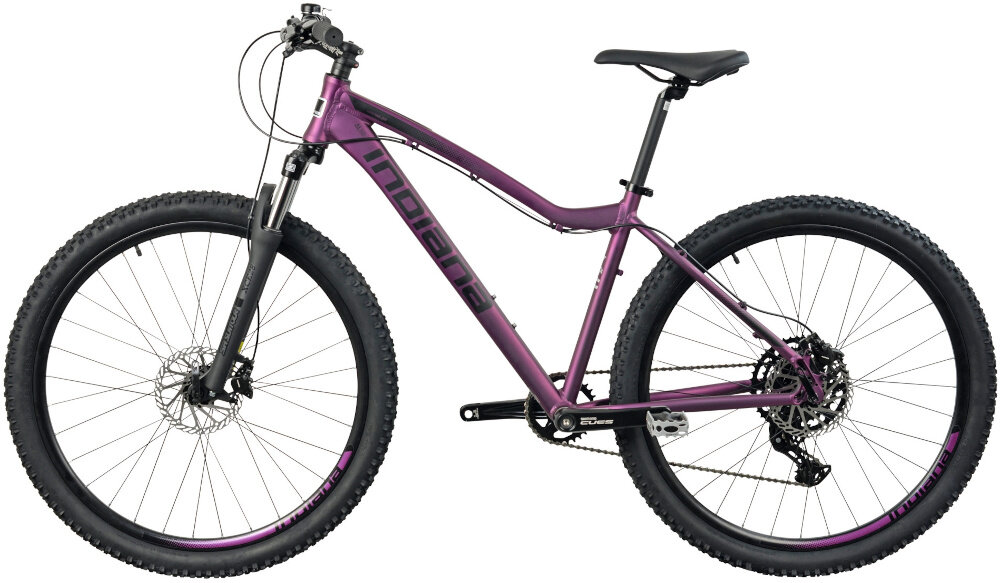 Rower górski MTB INDIANA X-Pulser 3.7 D19 27.5 cala damski Fioletowy rower na białym tle widoczny z boku specjalne gwinty możliwość przymocowania uchwytu na bidon odblaski dobrze widoczny na drodze bezpieczna jazda dzwonek na kierownicy
