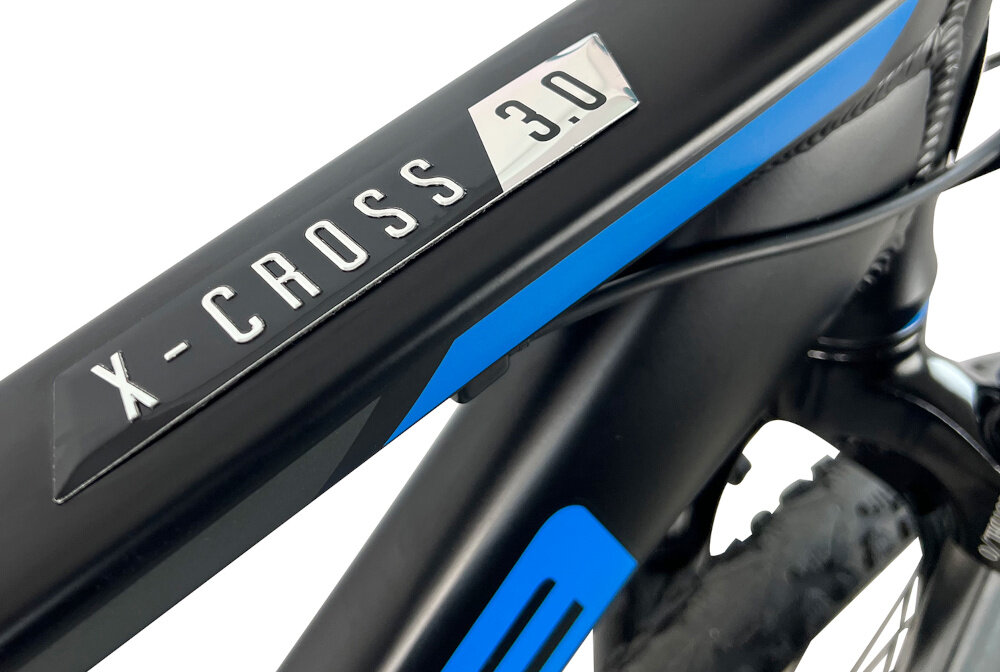 Rower crossowy INDIANA X-Cross 3.0 M17 męski Czarno-niebieski zbliżenie na ramę 17-calowa aluminiowa ramę rower zwinny lekki łatwo go podnieść odporność na korozję wybór rozmiaru ramy Twój wzrost mierzony w zrelaksowanej pozycji typ roweru dla osób o wzroście od 165 do 174 cm