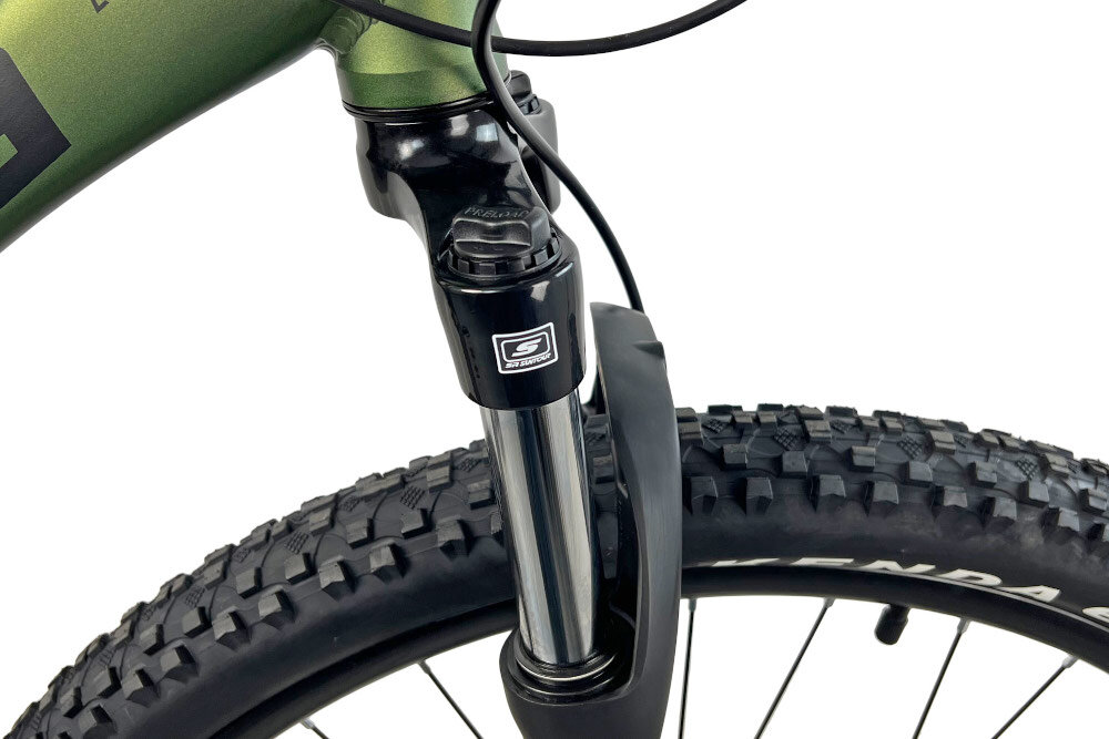 Rower górski MTB INDIANA X-Pulser 3.7 M17 27.5 cala męski Zielono-czarny zbliżenie na amortyzator rower typu hardtail przedni amortyzator marki SUNTOUR typu XCE-28 DS 27.5 ułatwia najeżdżanie na przeszkody niweluje wstrząsy niska masa roweru duża sztywność regulacja za pomocą sprężyny obsługa poprzez manetki