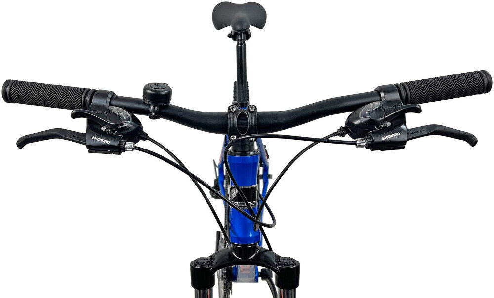 Rower górski MTB INDIANA X-Pulser 2.7 M17 27.5 cala męski Niebiesko-pomarańczowy zbliżenie na kierownicę kierownica widoczna od przodu kierownica marki SOVEREIGN typu SE-707 FOV W.640 aluminiowy wspornik INDIANA typu Ahead Aluminium FOV lekkość trwałość manetki pokryte antypoślizgowym materiałem pewny chwyt