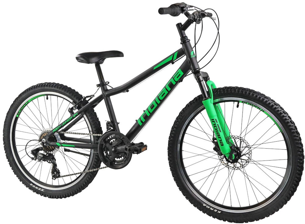 Rower młodzieżowy INDIANA Rock Jr 24 cale dla chłopca Czarno-zielony rower na białym tle widoczny od przodu po skosie rower młodzieżowy typu górskiego MTB jazda po ścieżkach rowerowych poza miastem przerzutki amortyzator hamulce bezpieczeństwo dla dzieci w wieku od 9 do 12 lat