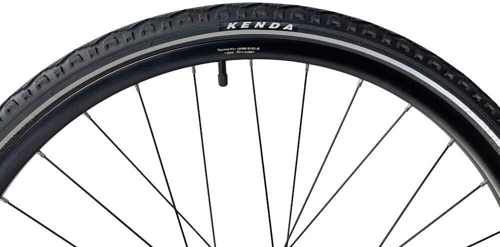 Rower crossowy INDIANA X-Cross 3.0 M19 męski Czarno-niebieski zbliżenie na oponę rozmiar koła 28 cali łatwe pokonywanie przeszkód duży kontakt koła z podłożem szerokie opony marki KENDA dobra przyczepność dwuściankowych obręczach marki BERETTA zachowanie regularnego kształtu kół stabilne trzymanie opony bezpieczna i komfortowa jazda regularne sprawdzanie ciśnienia powietrza wartość na bocznej części opony