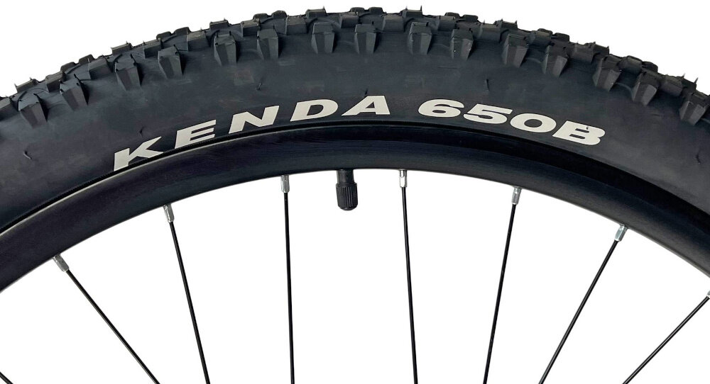 Rower górski MTB INDIANA X-Pulser 3.7 M19 27.5 cala męski Zielono-czarny zbliżenie na oponę rozmiar koła 27,5 cali łatwe pokonywanie przeszkód duży kontakt koła z podłożem szerokie opony marki KENDA dobra przyczepność dwuściankowych obręczach marki BERETTA zachowanie regularnego kształtu kół stabilne trzymanie opony bezpieczna i komfortowa jazda regularne sprawdzanie ciśnienia powietrza wartość na bocznej części opony