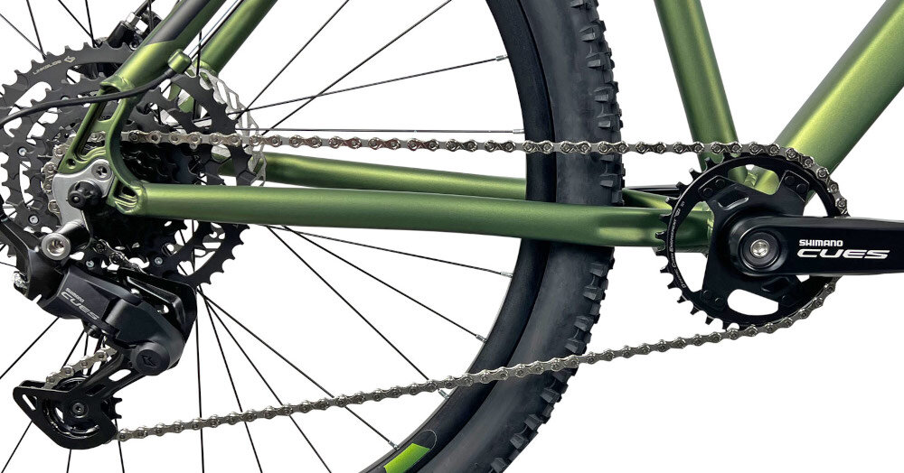 Rower górski MTB INDIANA X-Pulser 3.7 M19 27.5 cala męski Zielono-czarny zbliżenie na korbę wolnobieg i łańcuch lekka wydajna konstrukcja korby korba SHIMANO typu FC-U4000-1 kaseta SHIMANO typu CS-LG-300 9V 11-46T solidność wytrzyma bardzo duży nacisk na pedały