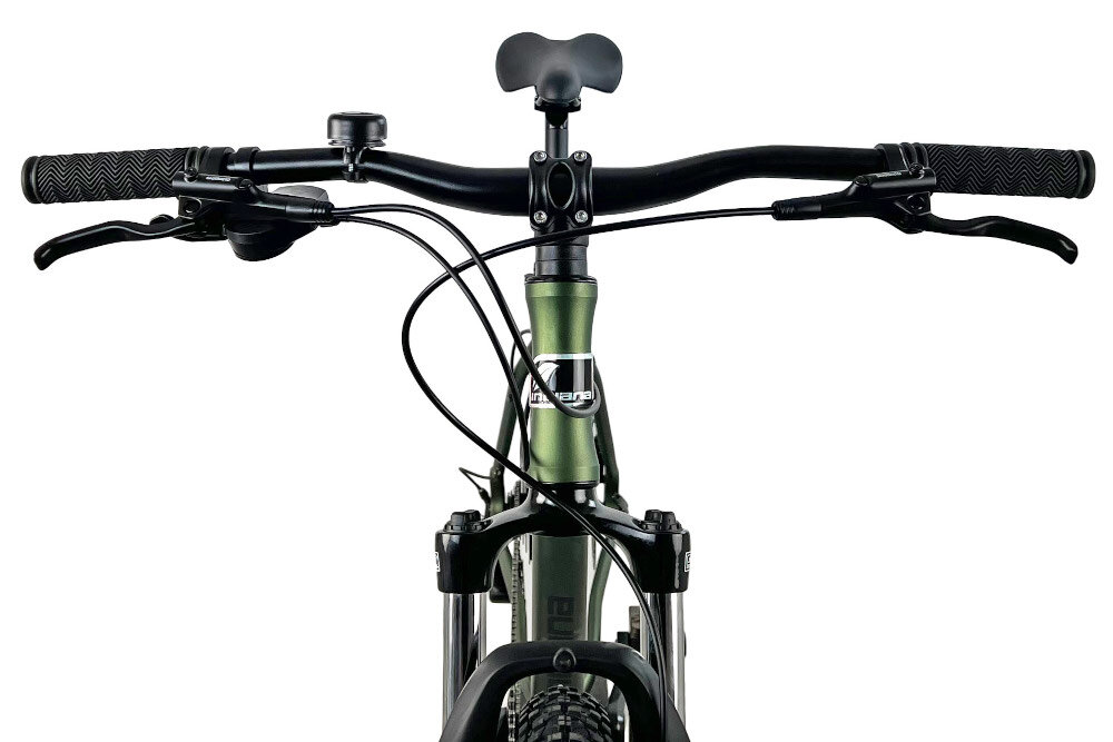 Rower górski MTB INDIANA X-Pulser 3.7 M19 27.5 cala męski Zielono-czarny zbliżenie na kierownicę kierownica widoczna od przodu kierownica marki MODE typu HB-023 FOV W.680 aluminiowy wspornik INDIANA typu Ahead HS-078 FOV lekkość trwałość manetki pokryte antypoślizgowym materiałem pewny chwyt
