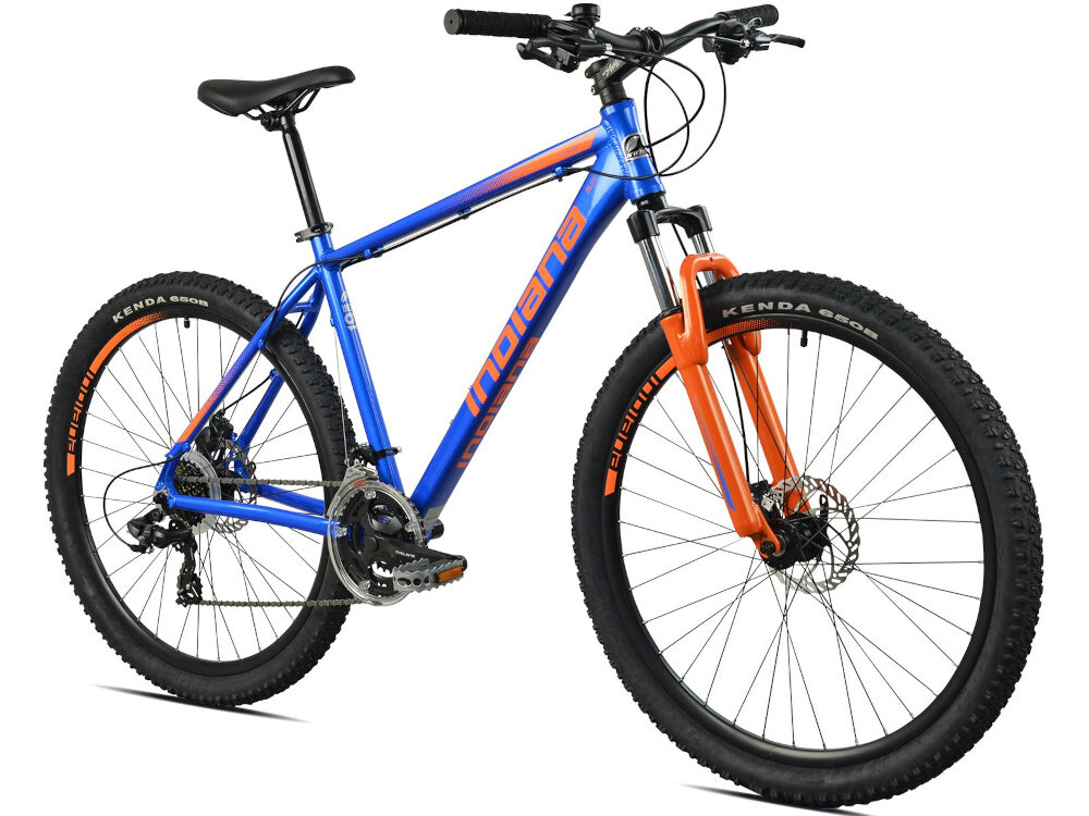 Rower górski MTB INDIANA X-Pulser 2.7 M19 27.5 cala męski Niebiesko-pomarańczowy rower na białym tle widoczny od przodu po skosie góral pojazd dla sportowców do jazdy wyczynowej uniwersalny dla amatorów zwrotny łatwo wchodzi w zakręty do jazdy w mieście za miastem w lesie na górskim szlaku w błocie nie za głębokim piachu