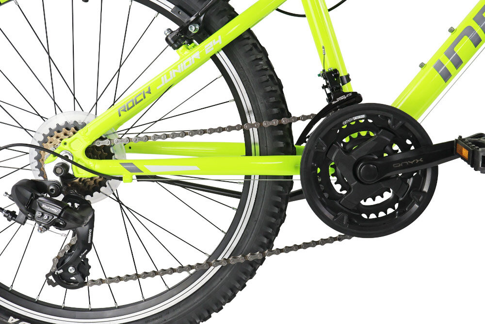 Rower młodzieżowy INDIANA Rock Jr 24 cale dla chłopca Limonkowo-szary zbliżenie na korbę i wolnobieg lekka i wydajna konstrukcja korby AMAR typu 24/34/42x150 Onyx wolnobieg SPARK typu Index 6 Speed 14-28T solidny i wytrzyma obciążenie nawet w trudnych warunkach
