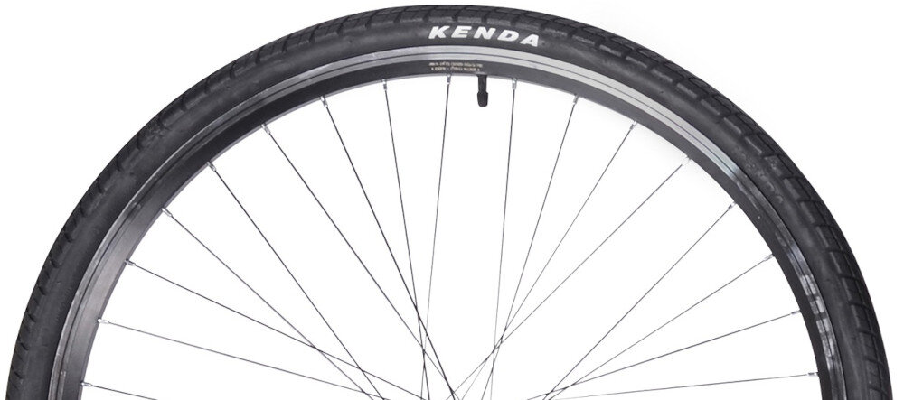 Rower trekkingowy INDIANA X-Road 1.0 M17 28 cali Czarny zbliżenie na oponę rozmiar koła 28 cali łatwe pokonywanie przeszkód duży kontakt koła z podłożem szerokie opony marki KENDA dobra przyczepność dwuściankowe obręcze marki BERETTA zachowanie regularnego kształtu kół stabilne trzymanie opony bezpieczna i komfortowa jazda regularne sprawdzanie ciśnienia powietrza wartość na bocznej części opony