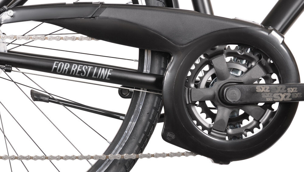 Rower trekkingowy INDIANA X-Road 1.0 M17 28 cali Czarny zbliżenie na osłonę łańcucha lekka wydajna konstrukcja korby AMAR typu 28/38/48T x 170 mm wolnobieg SHIMANO typu MF-TZ500-7 7 Speed wytrzyma bardzo duży nacisk na pedały osłona łańcucha ochrona przed brudem długa żywotność
