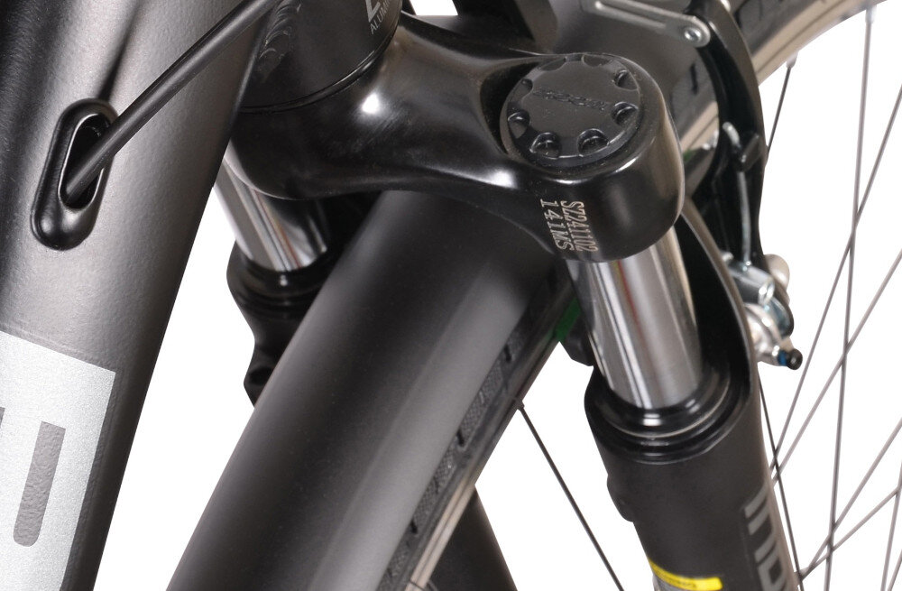 Rower trekkingowy INDIANA X-Road 1.0 M17 28 cali Czarny zbliżenie na amortyzator rower typu hardtail przedni amortyzator marki HL Corp typ CH-141 700C ułatwia najeżdżanie na przeszkody niweluje wstrząsy na kierownicy niska masa roweru duża sztywność regulacja za pomocą sprężyny pokretło