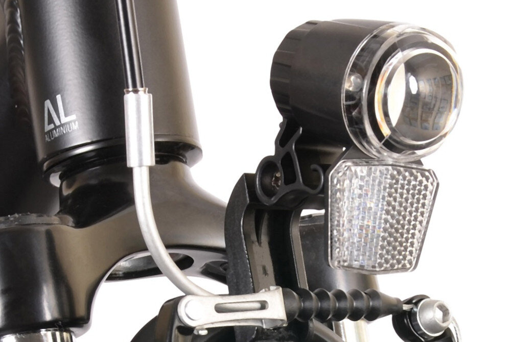 Rower trekkingowy INDIANA X-Road 1.0 M17 28 cali Czarny zbliżenie na przednią lampę bezpieczeństwo przednie i tylne oświetlenie bateryjne odpowiednia widoczność bezpieczeństwo na drodze wymagane przez prawo drogowe