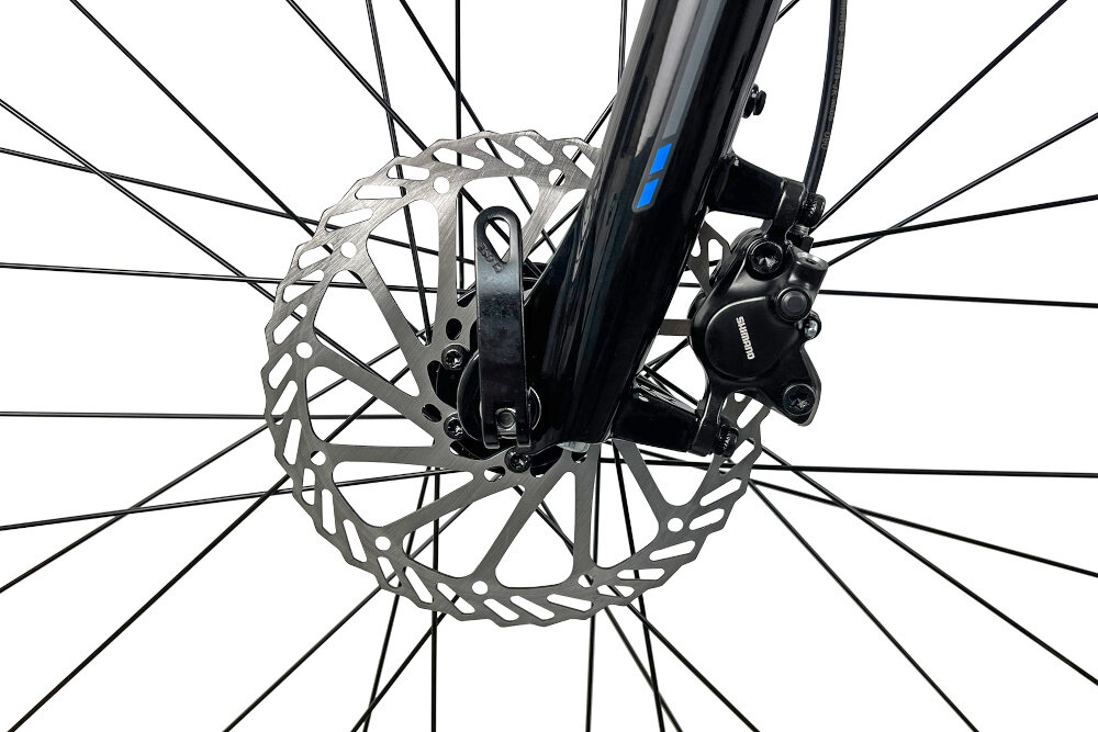 Rower crossowy INDIANA X-Cross 3.0 M21 męski Czarno-niebieski zbliżenie na tylny hamulec podstawa bezpieczeństwa hamulce tarczowe hydrauliczne duża siła hamowania w każdych warunkach pogodowych i na każdej trasie płyn hamulcowy hamulce z przodu i z tyłu podwójny pakiet bezpieczeństwa